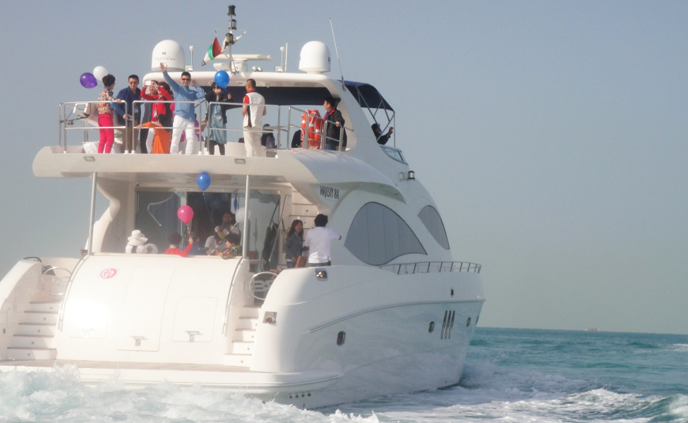 Yacht hire dubai
